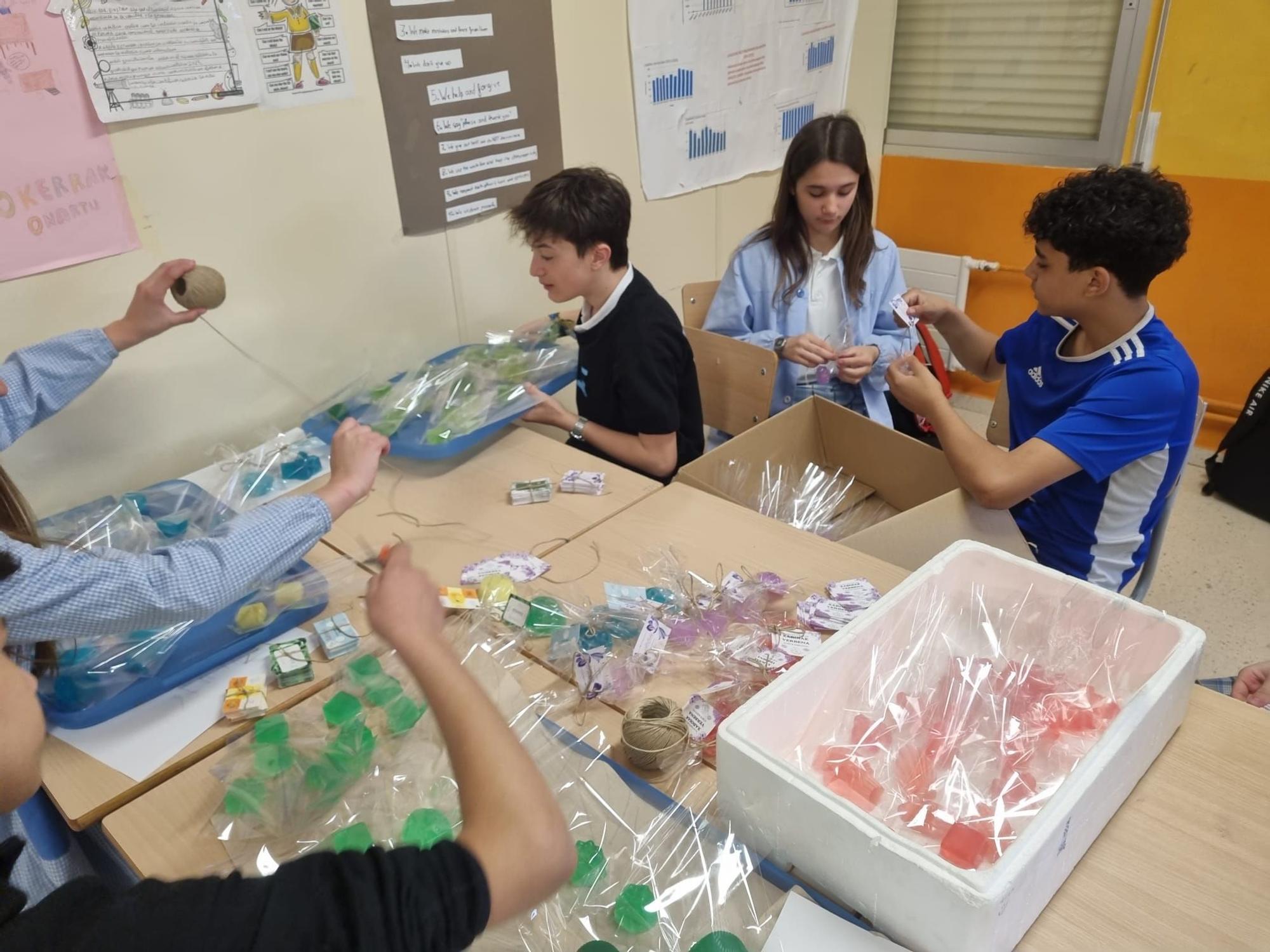 Alumnado de La Milagrosa de Laudio empaquetando los jabones para el mercado solidario de este miércoles y viernes