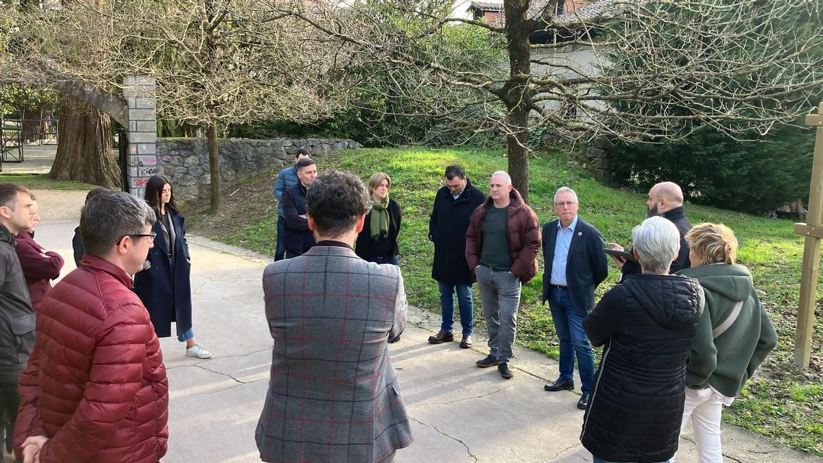 Un momento de la visita realizada al parque de Monterrón, en cuyo paseo (hacia Gorostiza) se ha intervenido.