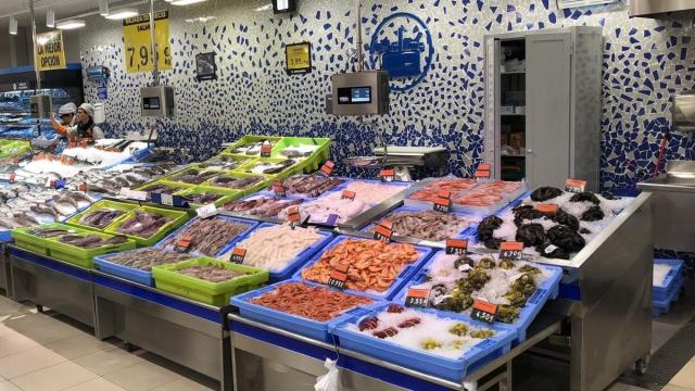 Cajas azules y verdes en una pescadería de Mercadona.