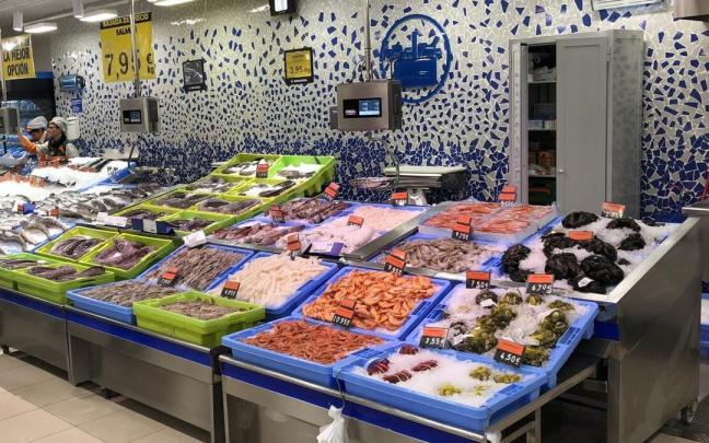 Cajas azules y verdes en una pescadería de Mercadona. Cajas azules y verdes en una pescadería de Mercadona.