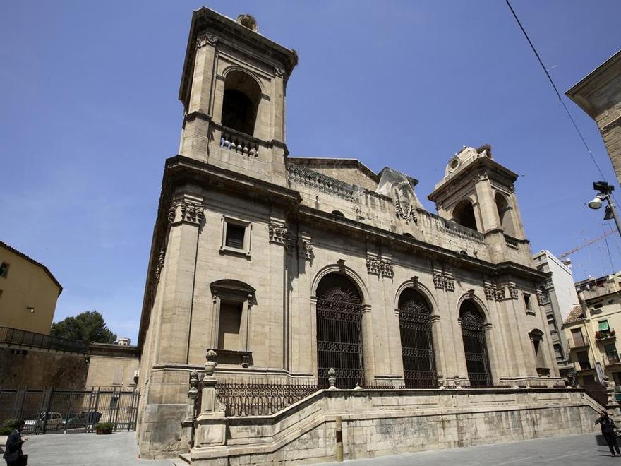 La catedral Nueva es de estilo está a caballo entre el Barroco y el Neoclásico.