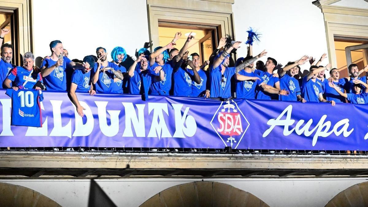 Los jugadores y técnicos del Amorebieta celebran el ascenso la noche del sábado en la balconada del Ayuntamiento de la localidad.