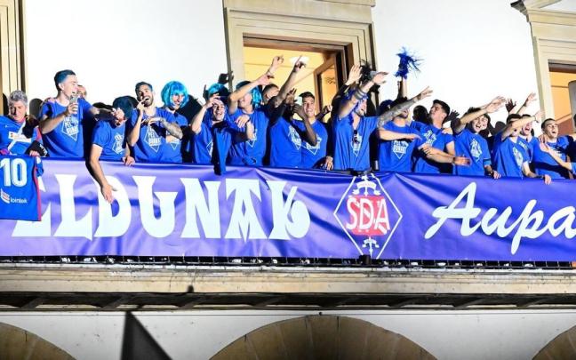 Los jugadores y técnicos del Amorebieta celebran el ascenso la noche del sábado en la balconada del Ayuntamiento de la localidad. Los jugadores y técnicos del Amorebieta celebran el ascenso la noche del sábado en la balconada del Ayuntamiento de la localidad.