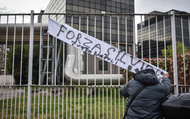 Un simpatizante del exprimer ministro de Italia Silvio Berlusconi coloca una pancarta en la que pone 'Fuerza Silvio'. Un simpatizante del exprimer ministro de Italia Silvio Berlusconi coloca una pancarta en la que pone 'Fuerza Silvio'.