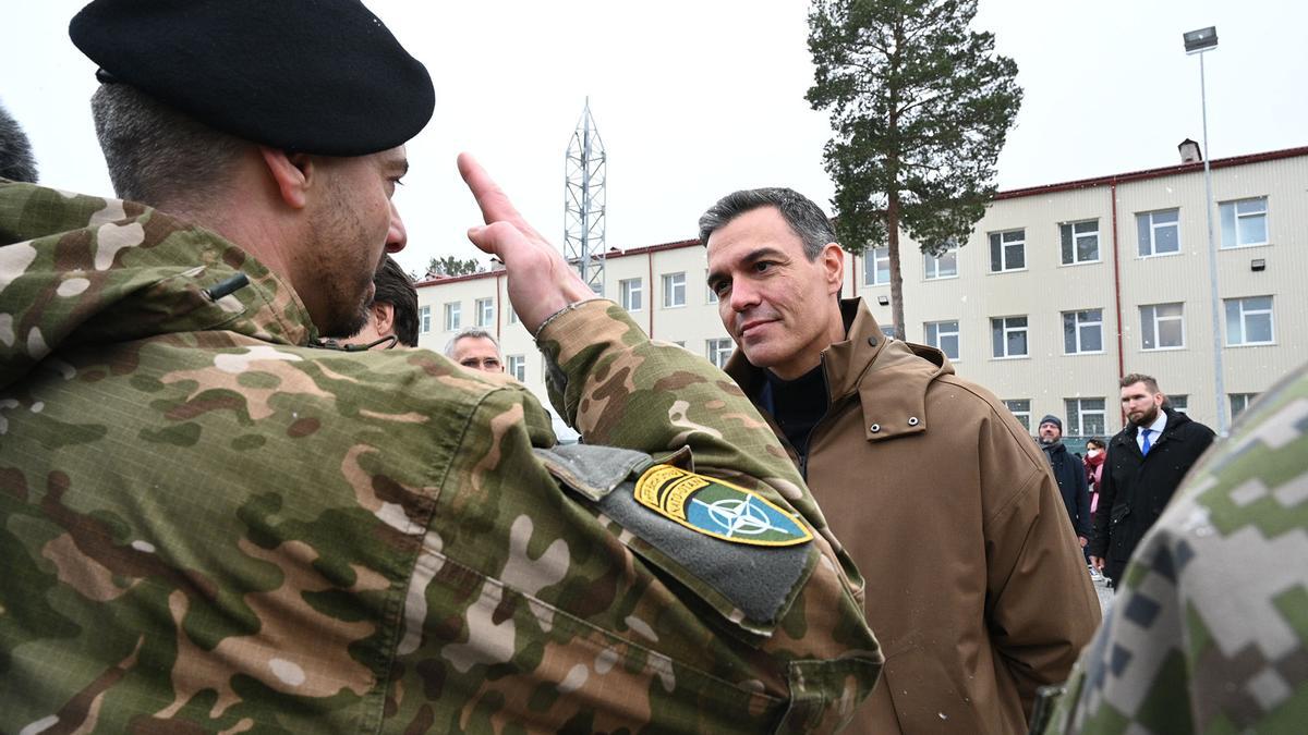 El presidente español, Pedro Sánchez, saluda a un soldado del Ejército durante una visita al contingente militar español en Riga (Letonia).