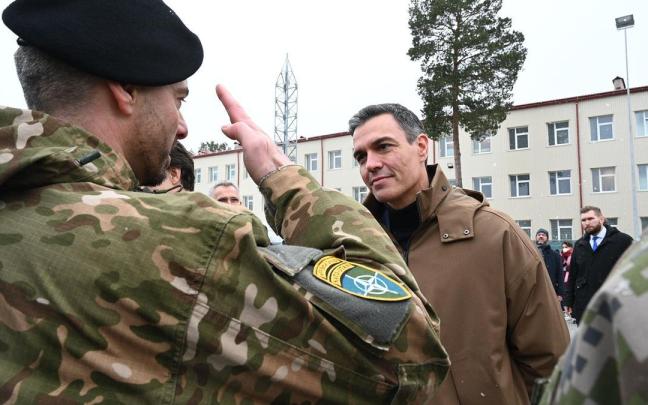 El presidente español, Pedro Sánchez, saluda a un soldado del Ejército durante una visita al contingente militar español en Riga (Letonia).