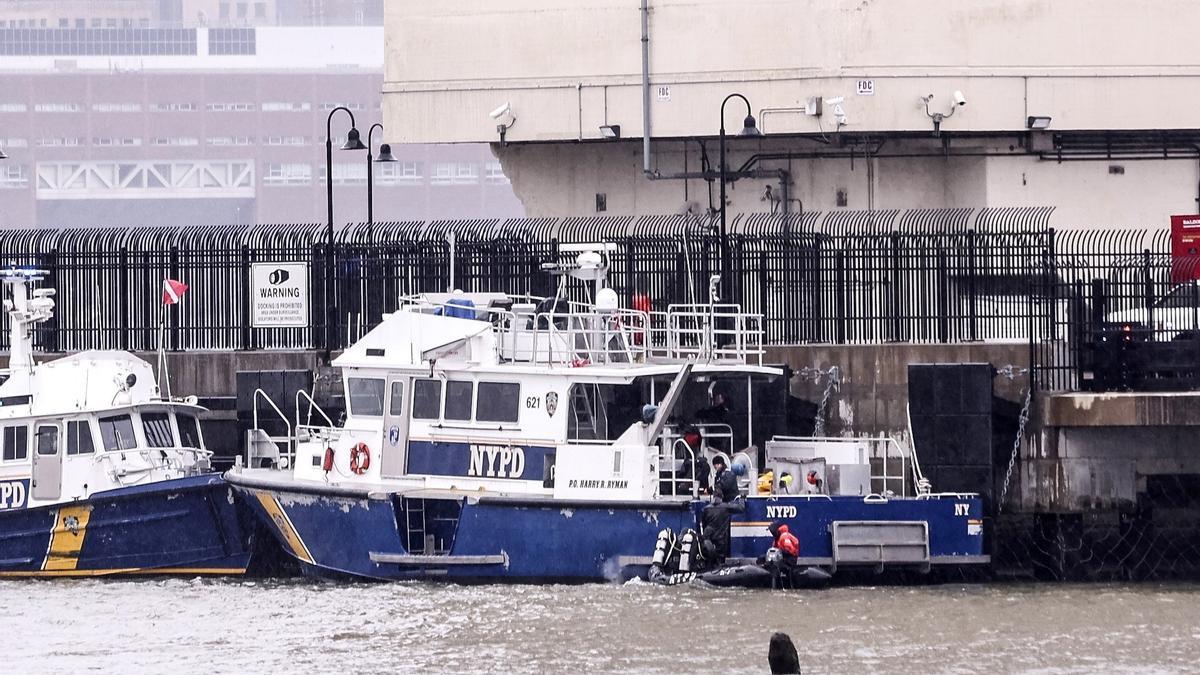 Tareas de búsqueda e investigación en el río Hudson tras el accidente de helicóptero