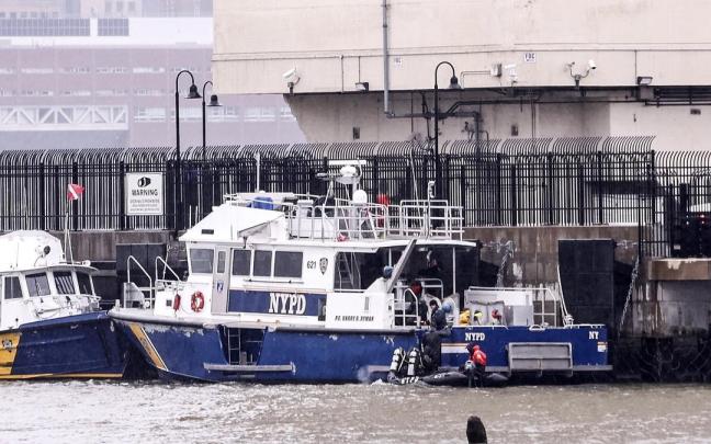 Tareas de búsqueda e investigación en el río Hudson tras el accidente de helicóptero