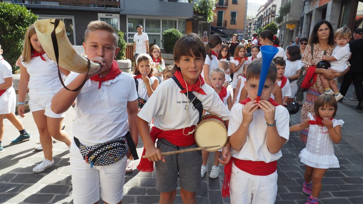 Los niños y las niñas de Zestoa han utilizado los más variados y ruidosos útiles e instrumentos para anunciar que las fiestas han comenzado.