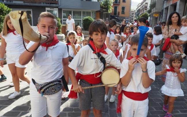 Los niños y las niñas de Zestoa han utilizado los más variados y ruidosos útiles e instrumentos para anunciar que las fiestas han comenzado.