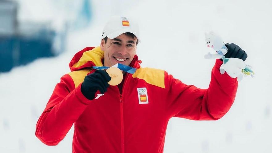 Oriol Cardona, con su medalla de oro en los Juegos de Invierno de Milán-Cortina 2026.