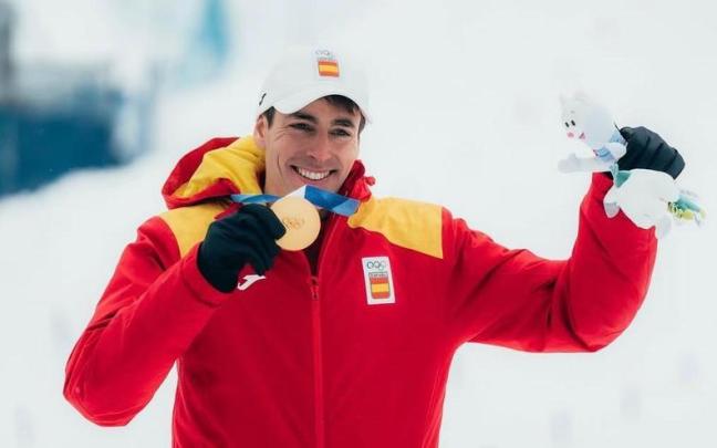 Oriol Cardona, con su medalla de oro en los Juegos de Invierno de Milán-Cortina 2026.