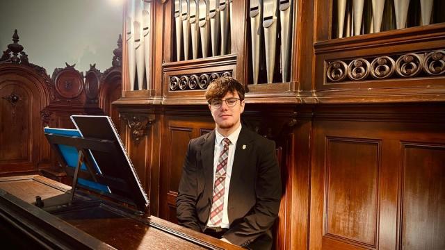Oier Gastón, organista y futuro organero.