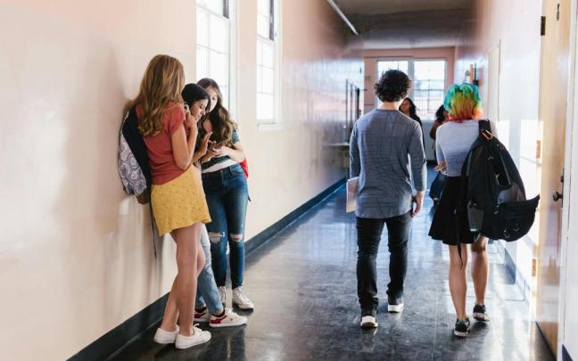 Adolescentes en un pasillo.