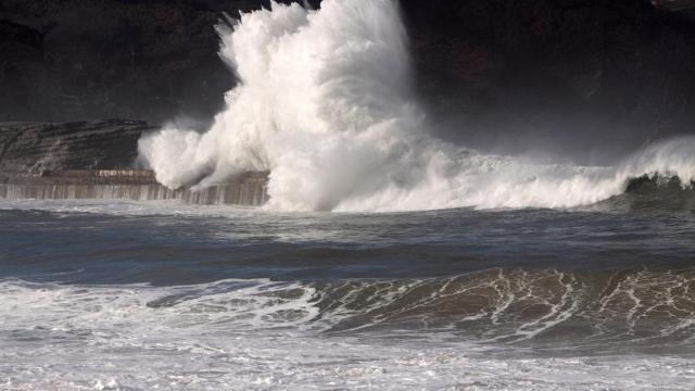 Las olas rompen contra las rocas en Punta Lucero.