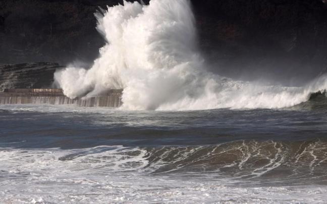 Las olas rompen contra las rocas en Punta Lucero.