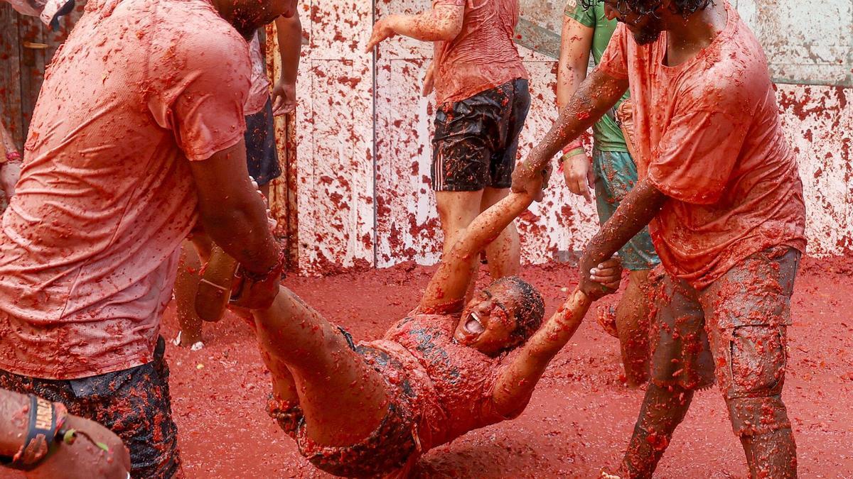 En fotos: Buñol se sacude a tomatazos la conmoción de la dana