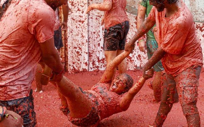 En fotos: Buñol se sacude a tomatazos la conmoción de la dana