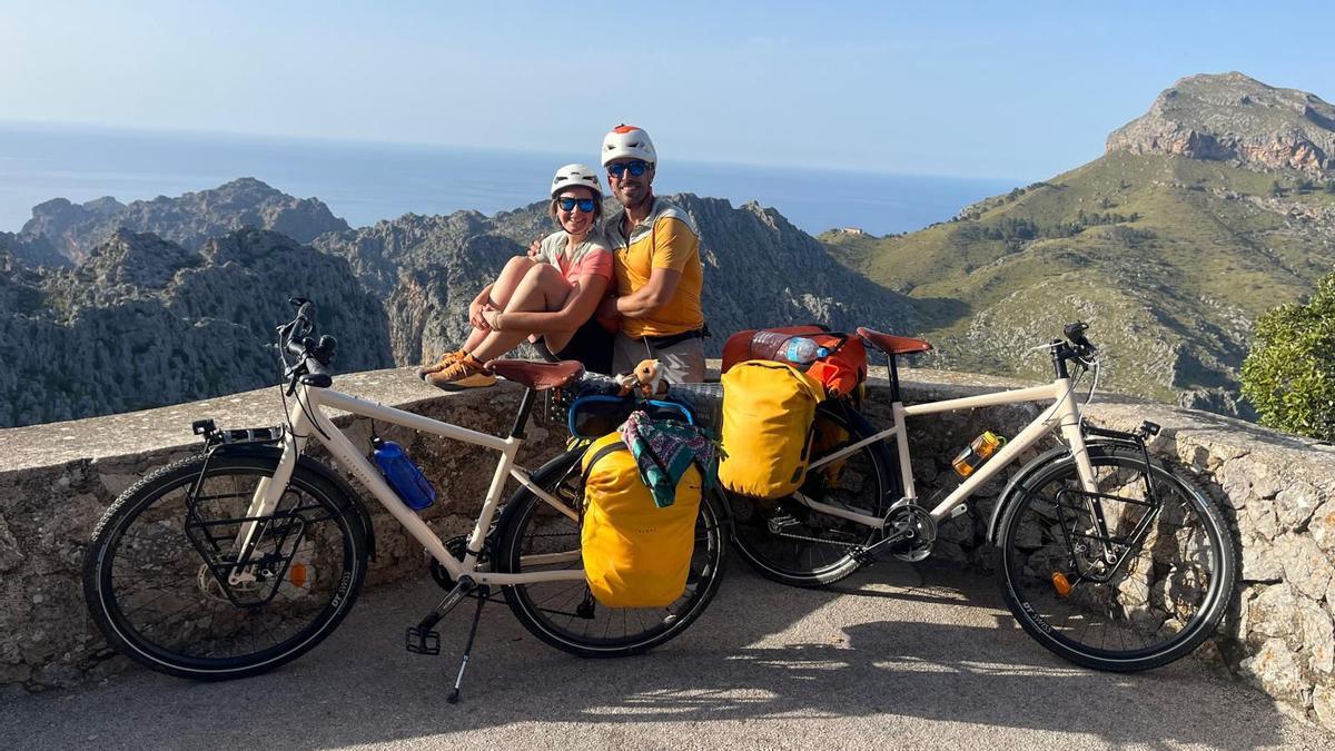 Los dos aventureros, disfrutando del placer de viajar en bicicleta.