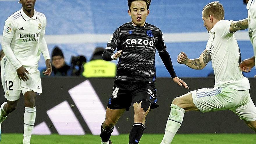 Kubo, presionado por Toni Kroos durante la última visita al Bernabéu. / EFE