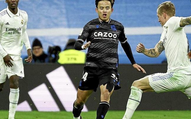 Kubo, presionado por Toni Kroos durante la última visita al Bernabéu. / EFE