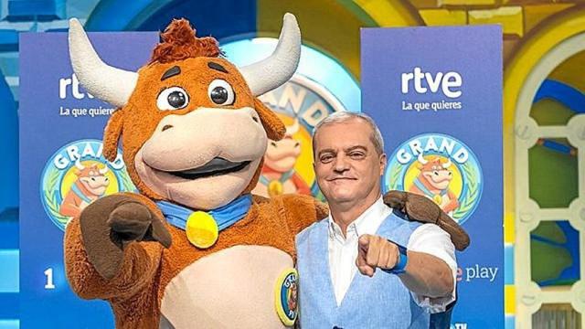 Ramón García, junto a la vaquilla de ‘El Grand Prix’. | FOTO: RTVE