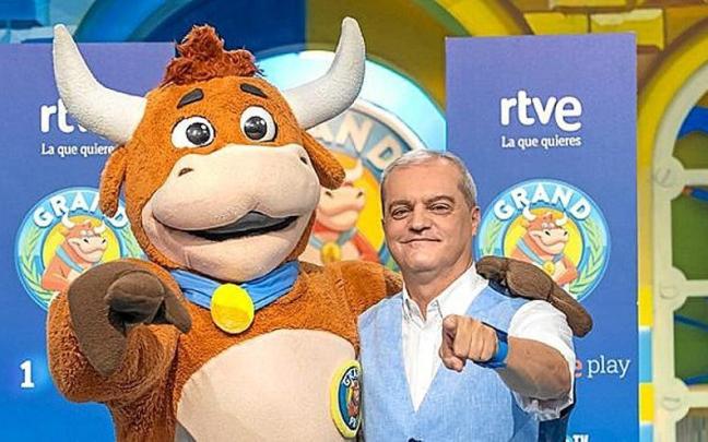 Ramón García, junto a la vaquilla de ‘El Grand Prix’. | FOTO: RTVE