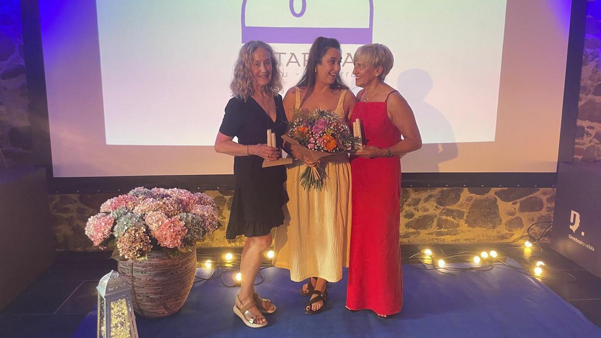 Las homenajeadas Miren Osinaga, Sandra Rodríguez y Africa Cuesta.