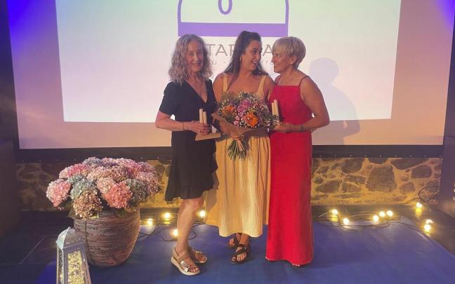 Las homenajeadas Miren Osinaga, Sandra Rodríguez y Africa Cuesta.