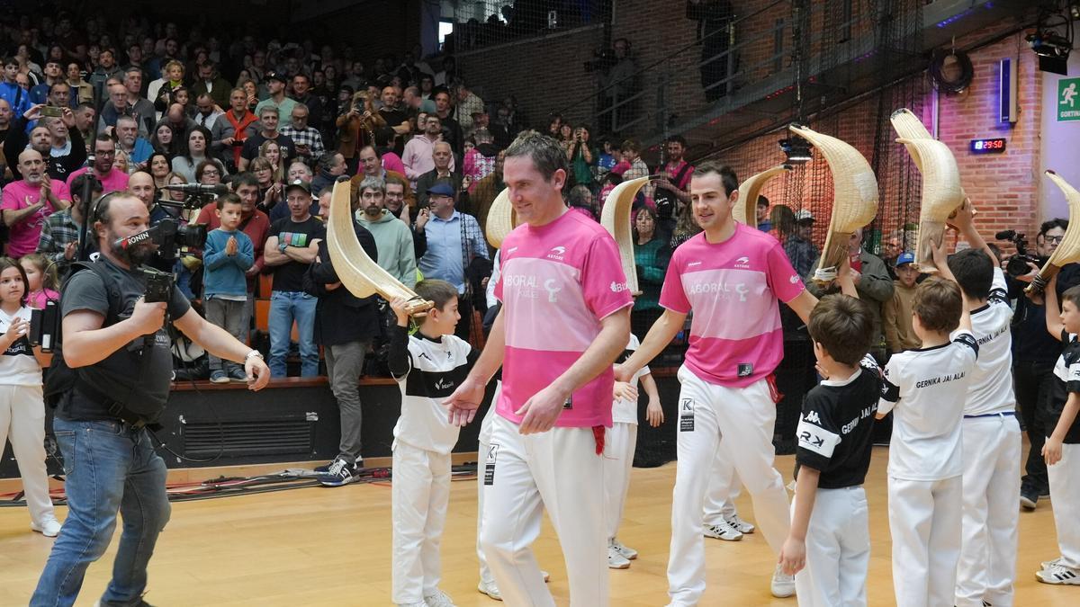 En imágenes: Aritz Erkiaga e Ion Ibarluzea conquistan su segunda txapela consecutiva del Eusko Label Winter Series de cesta punta ante Laduche-Manci en Gernika.