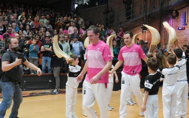 En imágenes: Aritz Erkiaga e Ion Ibarluzea conquistan su segunda txapela consecutiva del Eusko Label Winter Series de cesta punta ante Laduche-Manci en Gernika.