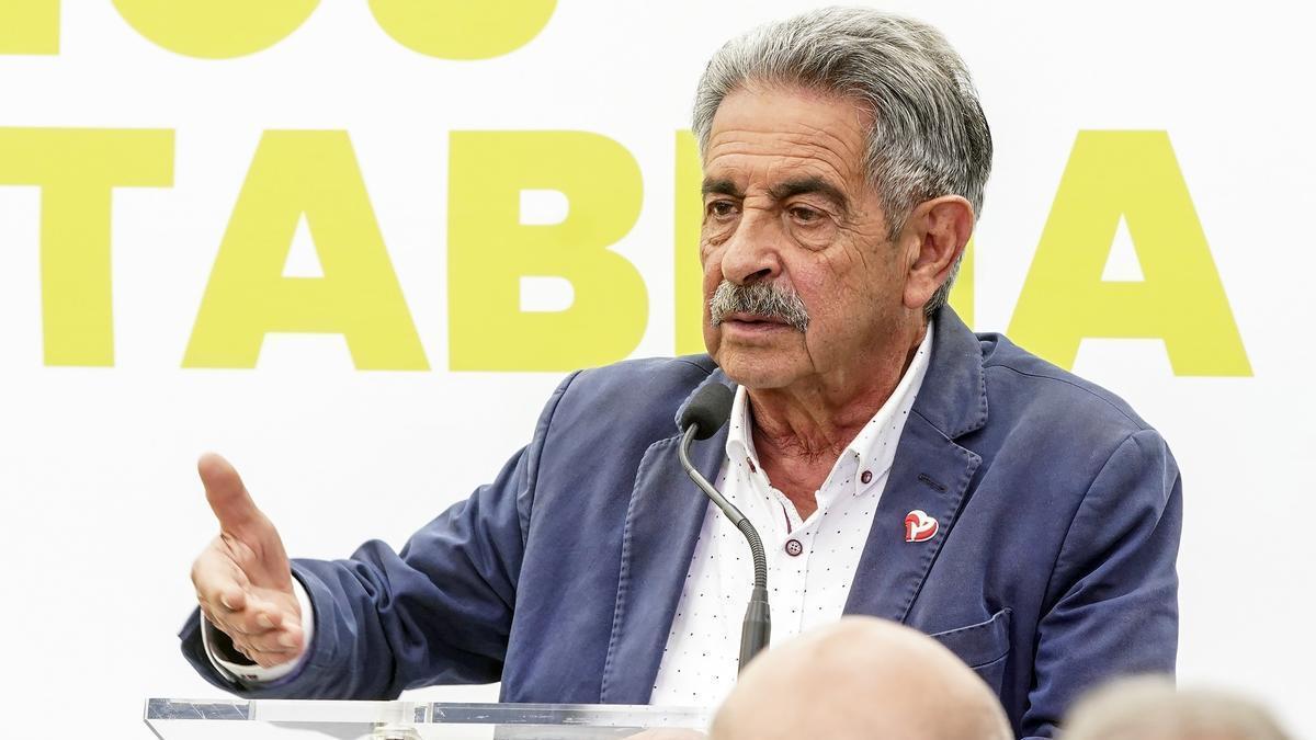 Miguel Ángel Revilla durante un acto del PRC.