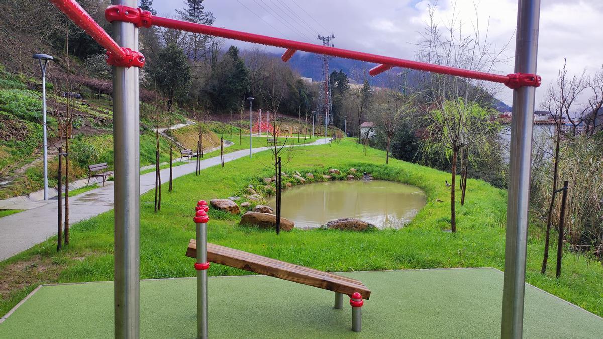 La zona de juegos infantiles y las huertas municipales ganarán en accesibilidad una vez que la pasarela sea una realidad.