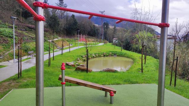 La zona de juegos infantiles y las huertas municipales ganarán en accesibilidad una vez que la pasarela sea una realidad.
