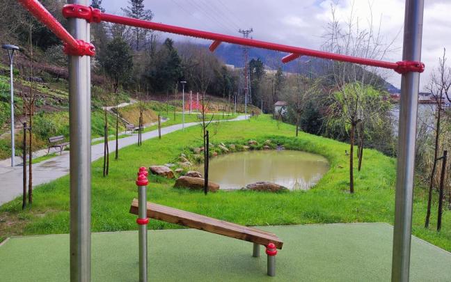 La zona de juegos infantiles y las huertas municipales ganarán en accesibilidad una vez que la pasarela sea una realidad.
