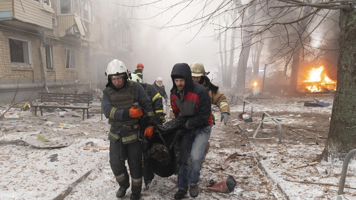 Bomberos ucranianos trasladan a un herido tras un bombardeo en Kiev.