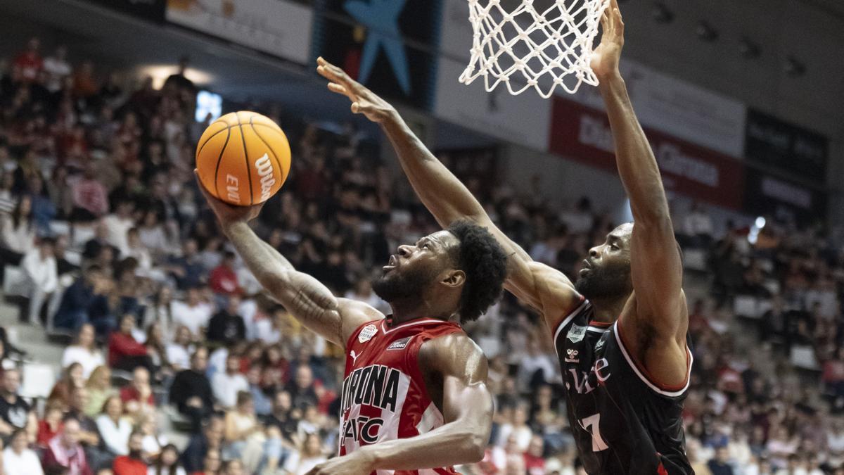 Marvin Jones intenta poner un tapón durante el duelo de la primera vuelta en Montilivi. / ACB PHOTO/D. BORRAT