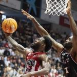 Marvin Jones intenta poner un tapón durante el duelo de la primera vuelta en Montilivi. / ACB PHOTO/D. BORRAT