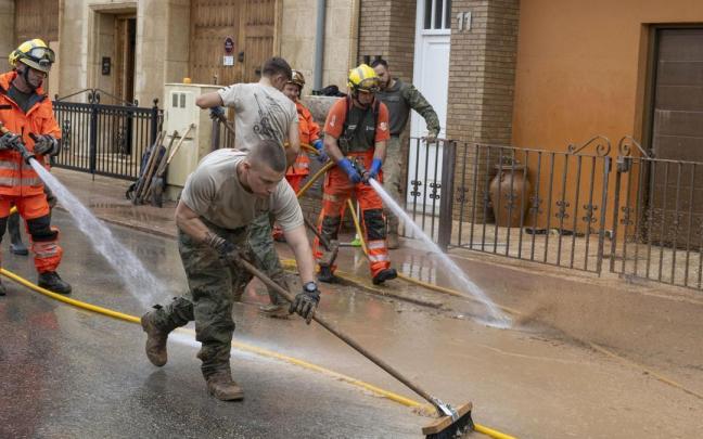 Miembros del Ejército de Tierra limpia las calles tras el paso de la DANA en Utiel.