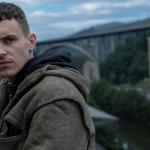 El actor Arón Piper en una escena de la serie ‘El silencio’ con el puente de Miraflores en Bilbao de fondo.