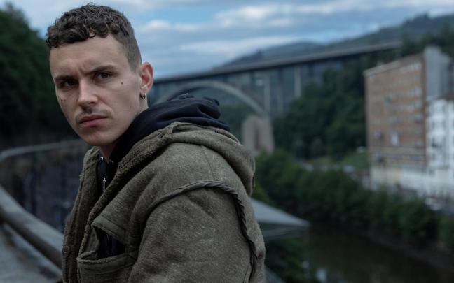 El actor Arón Piper en una escena de la serie ‘El silencio’ con el puente de Miraflores en Bilbao de fondo. El actor Arón Piper en una escena de la serie ‘El silencio’ con el puente de Miraflores en Bilbao de fondo.