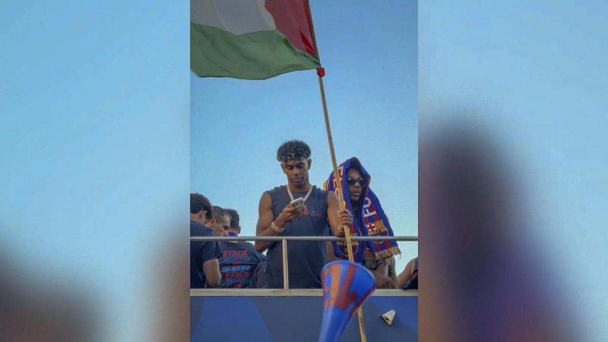 Yamal ondea una bandera de Palestina durante la celebración del título de LaLiga.