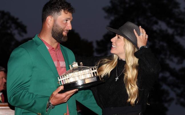 Jon Rahm con el trofeo de ganador en Augusta, junto a su esposa.