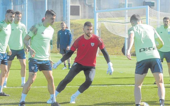 Unai Simón trata de recuperar el balón durante un rondo realizado en el entrenamiento de este jueves en Lezama. Unai Simón trata de recuperar el balón durante un rondo realizado en el entrenamiento de este jueves en Lezama.