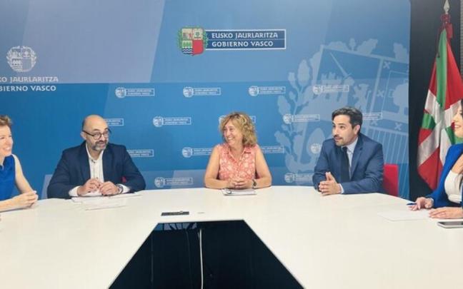 La consejera Susana García Chueca, durante la reunión con los diputados forales de Movilidad.