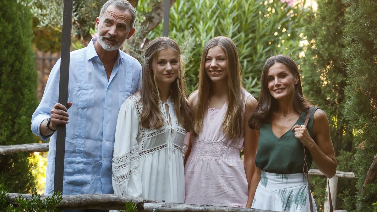 Leonor y Sofía junto a sus padres en Mallorca.