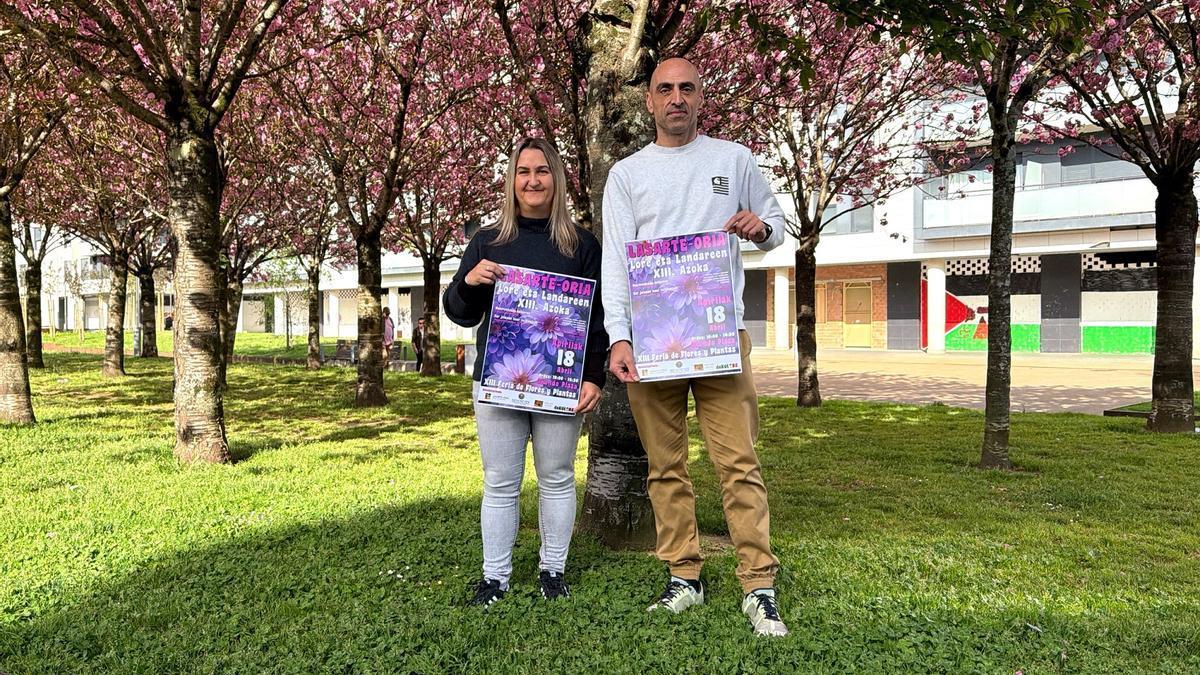 La concejala Nuria Fernández y Mikel Zendoia, de Behemendi.