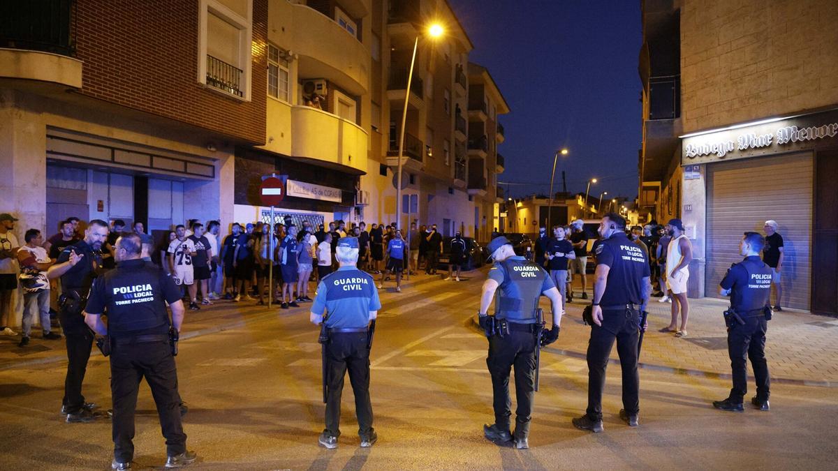 Agentes de Policía Local y Guardia Civil durante los altercados en Torre Pacheco.