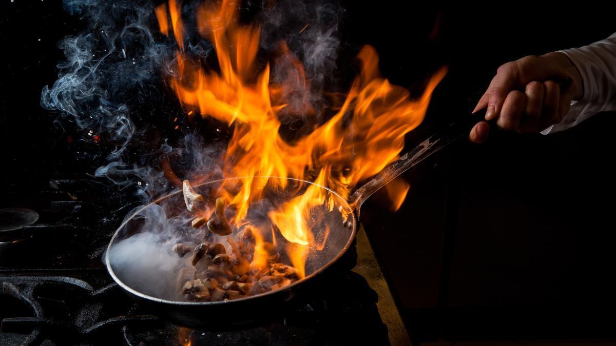 Imagen de recurso de una sartén cocinando con fuego.