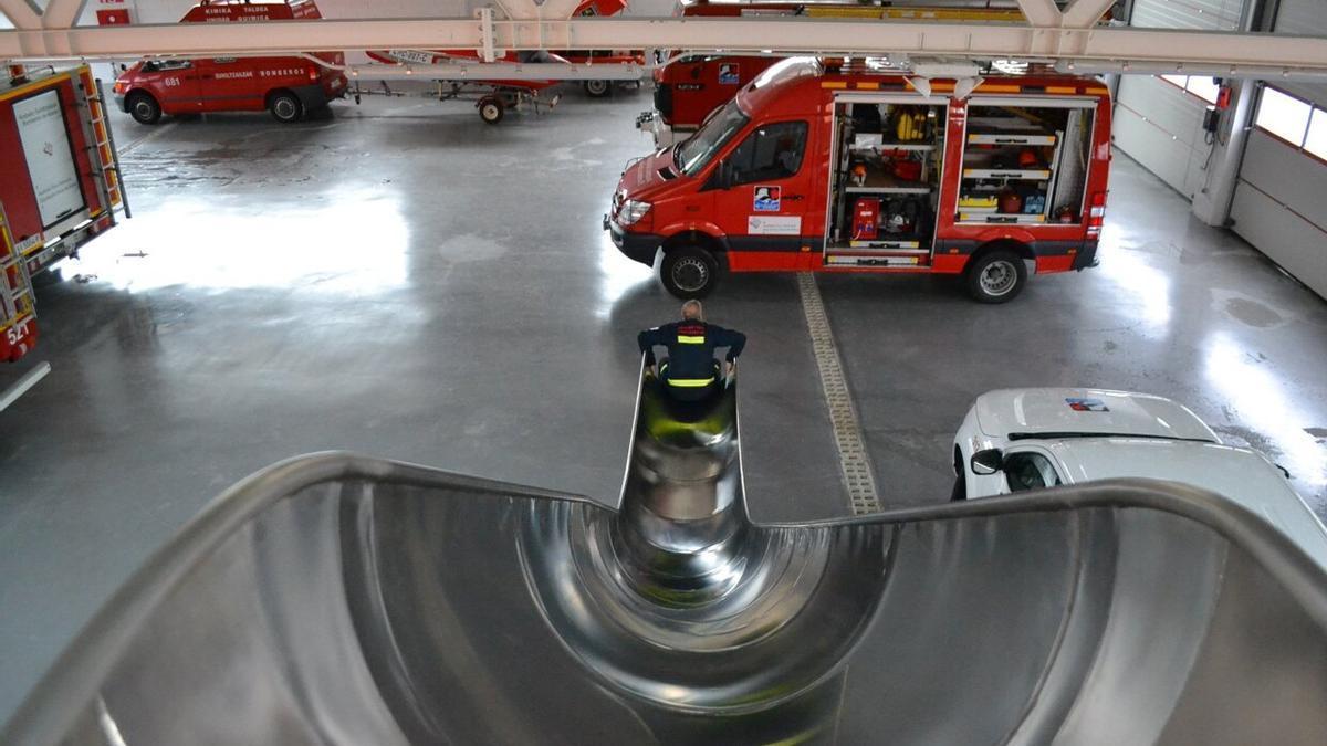 Tobogán de acceso al hangar de la Uceis de Nanclares.